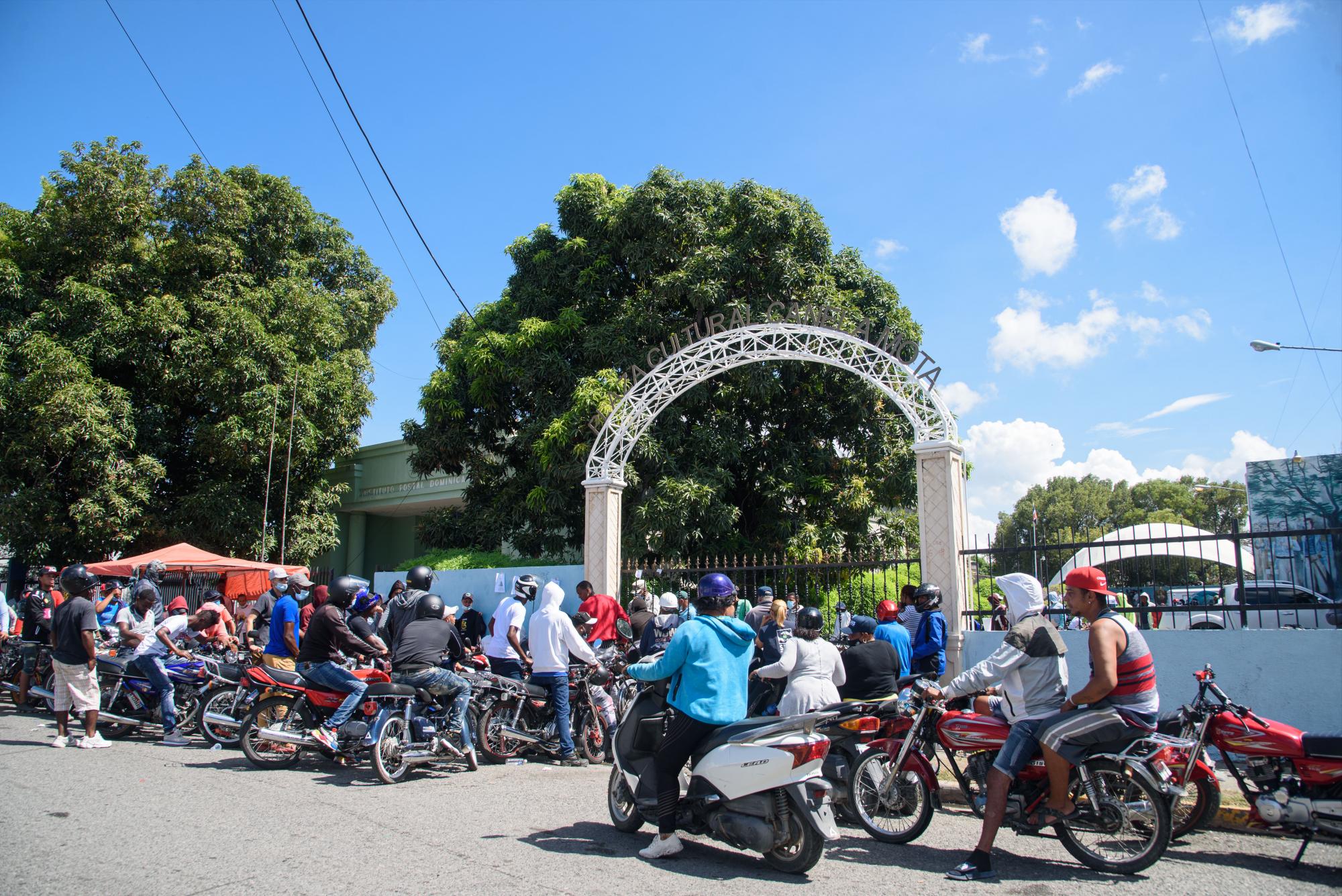 La calle Canela Mota solo tiene tránsito en la dirección de las motocicletas, debido a la cantidad de motores, lo que ha causado trastorno a residentes y comerciantes. (Massiel Beco)