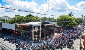 Abarrotan sede de la gobernación de Baní para registrar motocicletas