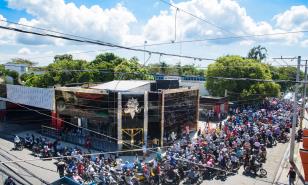 Abarrotan sede de la gobernación de Baní para registrar motocicletas