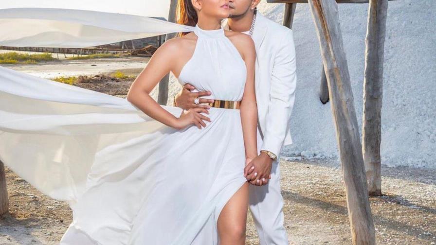 Mozart la Para y Dalisa Alegría presumen de recién casados