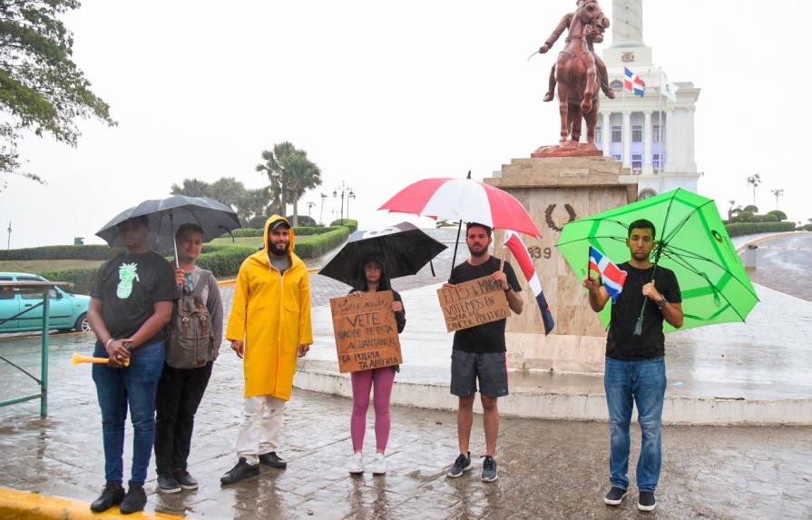 Santiagueros se movilizan bajo lluvia exigiendo respuestas por fracaso elecciones municipales