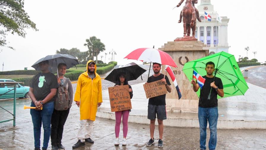 Santiagueros se movilizan bajo lluvia exigiendo respuestas por fracaso elecciones municipales Santiagueros se movilizan bajo lluvia exigiendo respuestas por fracaso elecciones municipales