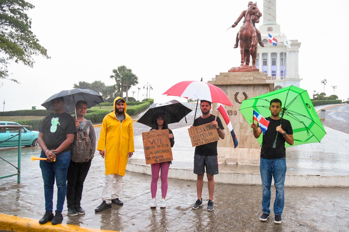 Los asistentes a la manifestación en el Monumento a los Héroes de la Restauración pidieron a la juventud integrarse a las elecciones del próximo domingo 15 de marzo.