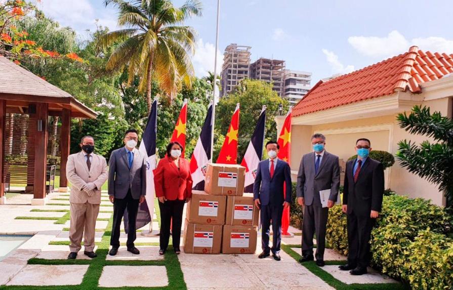 Embajada China en RD dona más de 10 mil mascarillas a la UASD