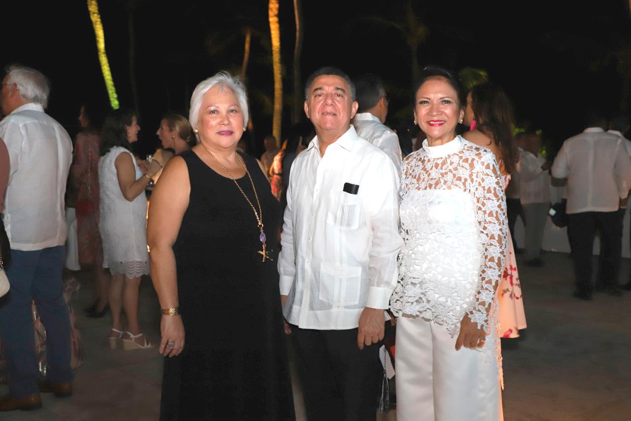 Mu-Kien Sang, Julio Mejía y Suk Yien Sang Mejía.