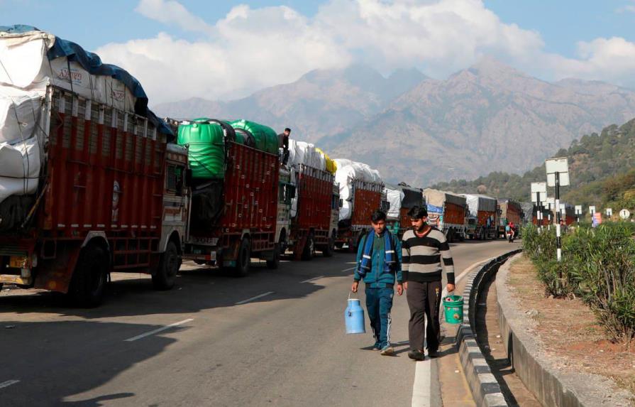 Mueren 15 personas al ser arrolladas cuando dormían en una carretera de India