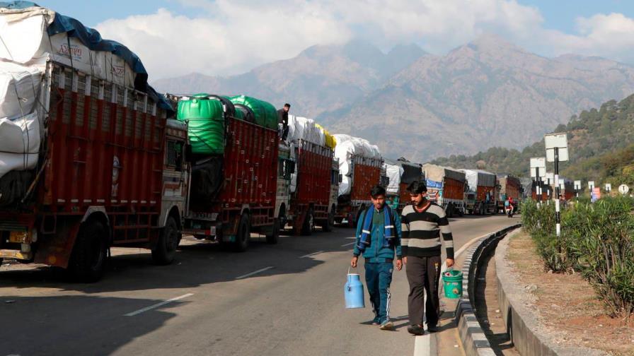 Mueren 15 personas al ser arrolladas cuando dormían en una carretera de India