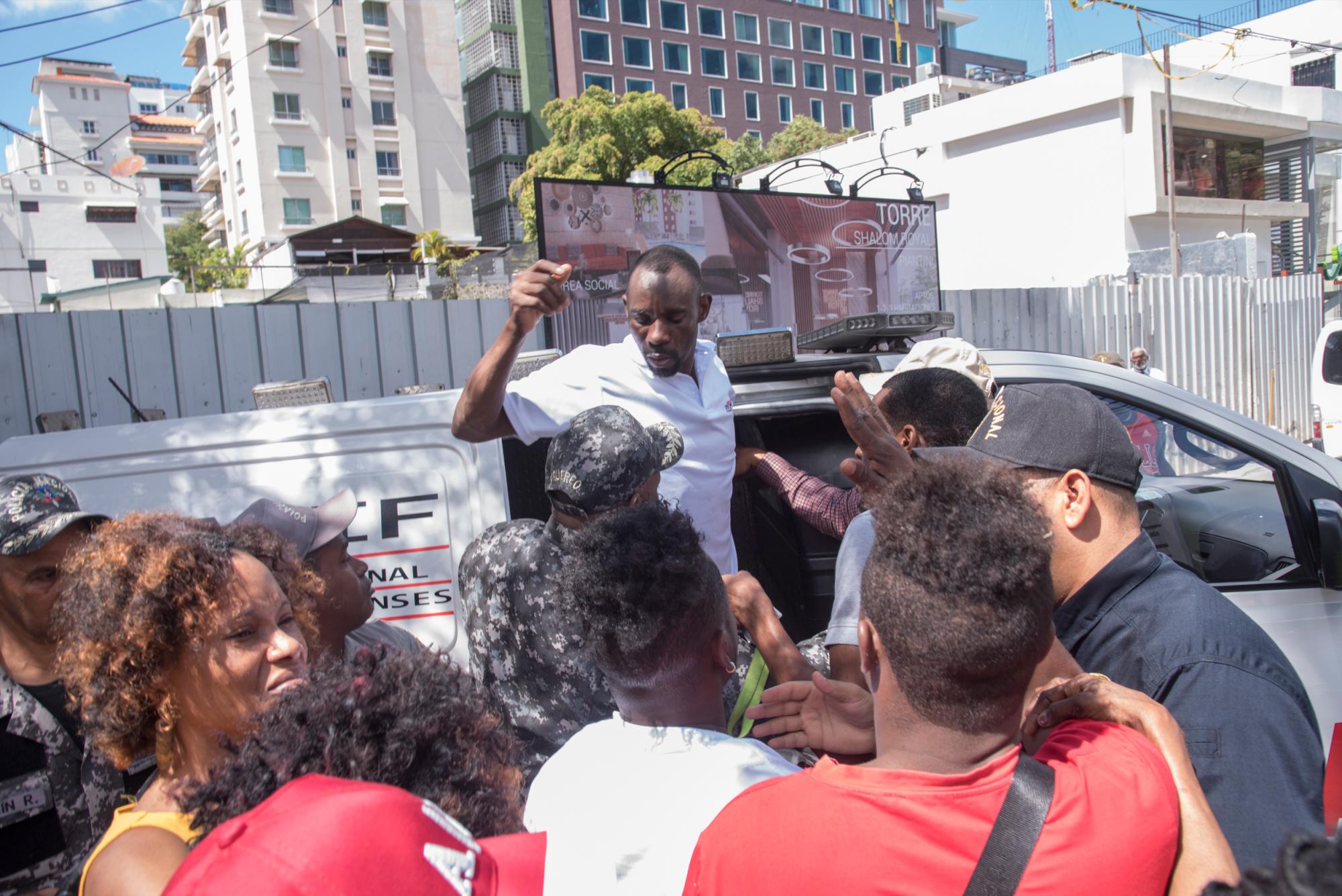 Momentos en que el cadáver es transportado a Patología Forense. 