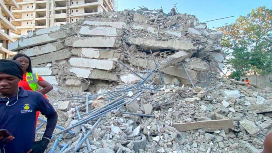 Suben a 36 los muertos tras derrumbarse un gran edificio en obras en Nigeria Suben a 36 los muertos tras derrumbarse un gran edificio en obras en Nigeria