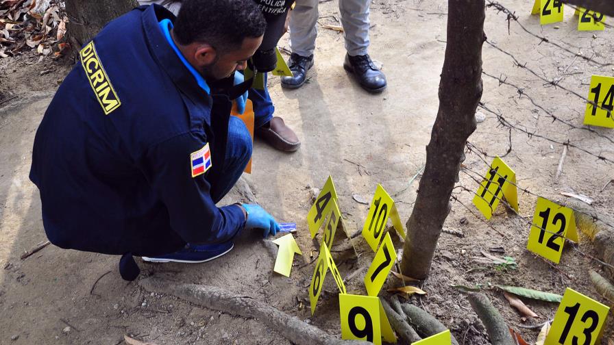 Mató a la expareja y al acompañante con la    niña de ella en los brazos