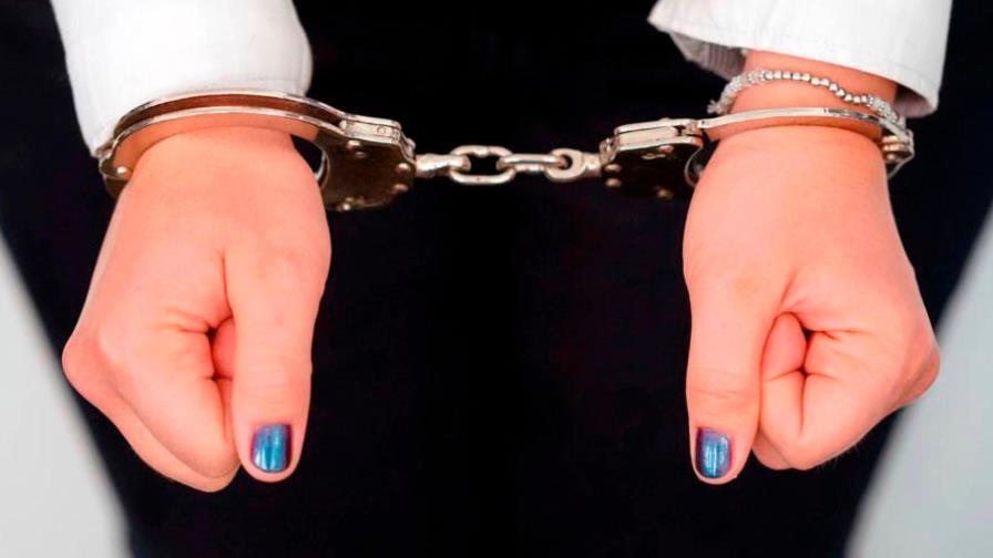 EE.UU. detiene a médica cubana que dejó sus hijos en el auto y se fue a casino