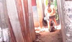 Video muestra a mujer golpear muchas veces a un bebé con un palo en Manoguayabo
