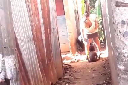 Video muestra a mujer golpear muchas veces a un bebé con un palo en Manoguayabo