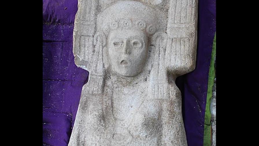 Descubren en México figura femenina prehispánica de dos metros de alto