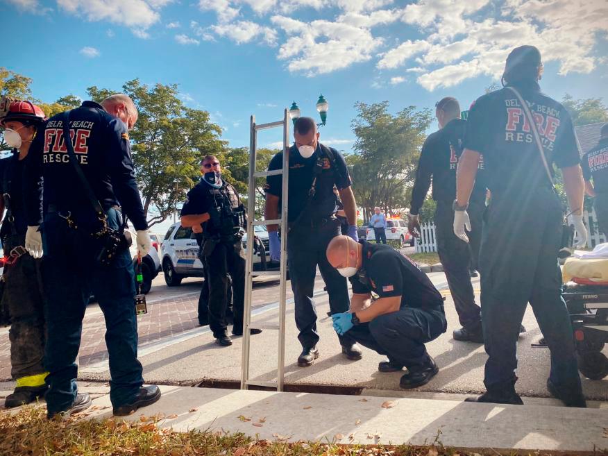 Fotografía difundida por los bomberos de Delray Beach del momento del rescate de una mujer. 