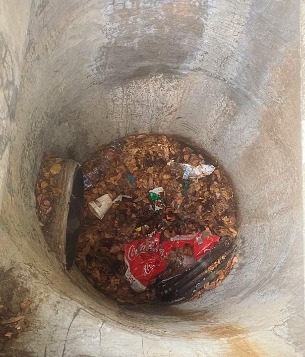 Fotografía difundida por los bomberos de Delray Beach del momento del rescate de una mujer. 