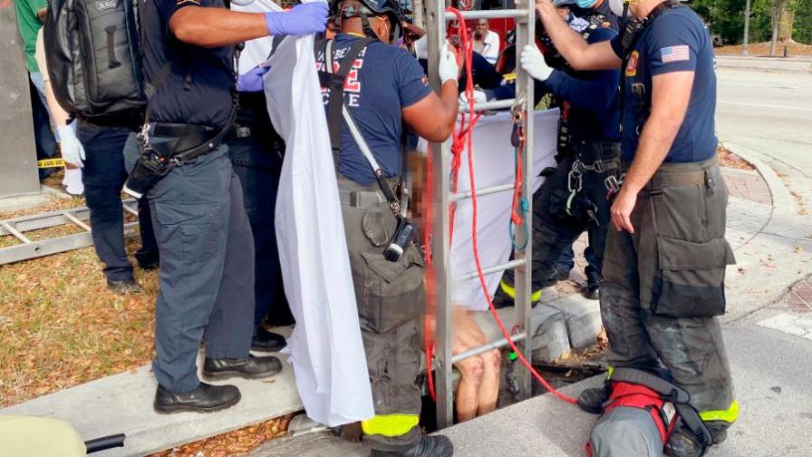 Bomberos de Florida rescatan mujer desnuda de una alcantarilla