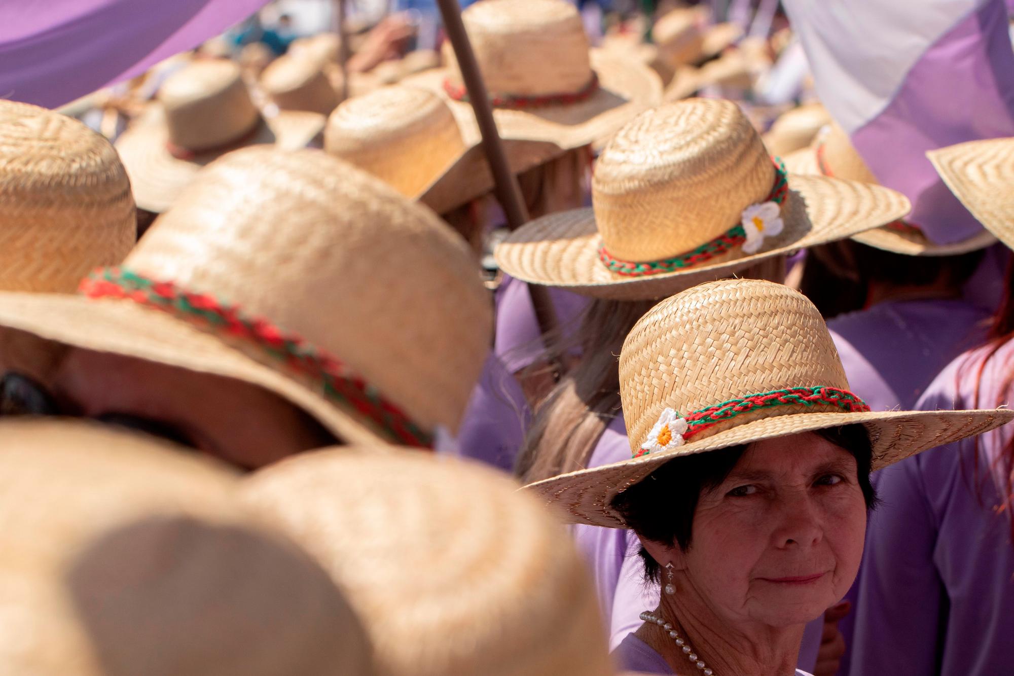 Unas 20,000 mujeres, en su gran mayoría campesinas e indígenas, colapsaron este miércoles la zona central de Brasilia en la que constituye la primera gran protesta realizada en la capital contra el Gobierno del ultraderechista Jair Bolsonaro.
