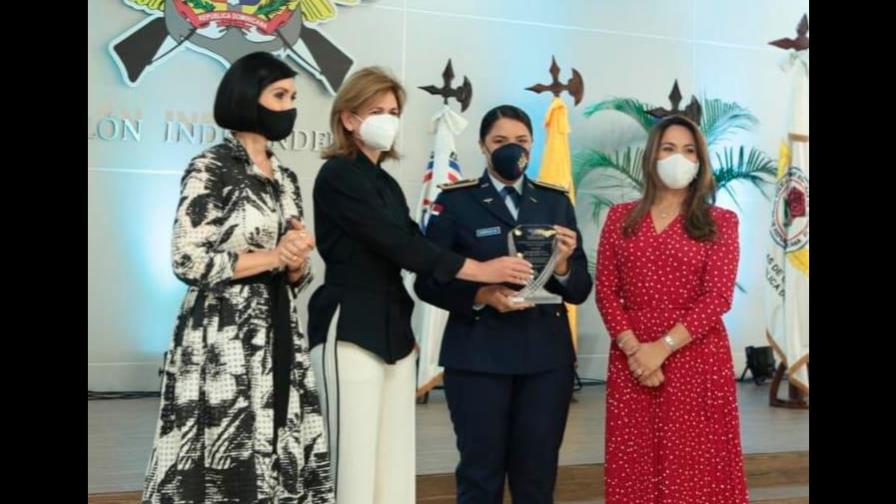 Esposas de Oficiales de las Fuerzas Armadas reconocen a la mujer militar