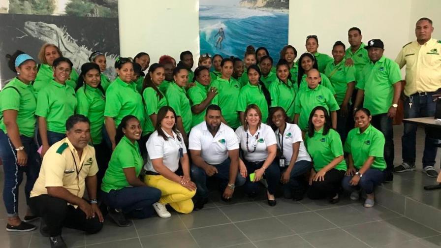 Mujeres conducen autobuses de nuevos corredores de la OMSA en Barahona