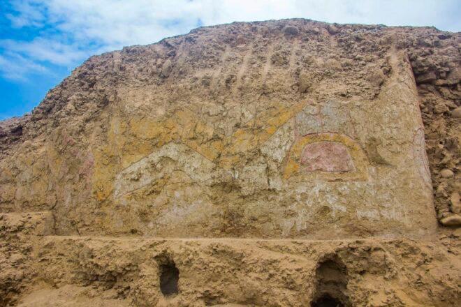 Descubren en Perú un mural prehispánico de 3,200 años