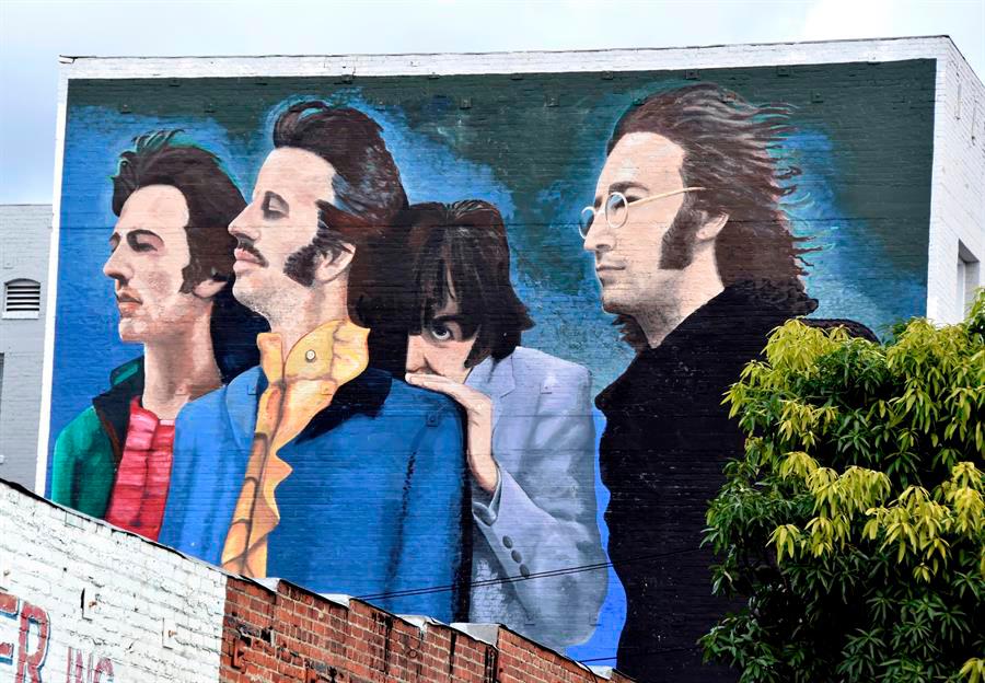 Vista general del mural “The beatles”, restaurado en 2017 por el salvadoreño Héctor Ponce y su hijo Levi Ponce, en una calle de Hollywood, California.