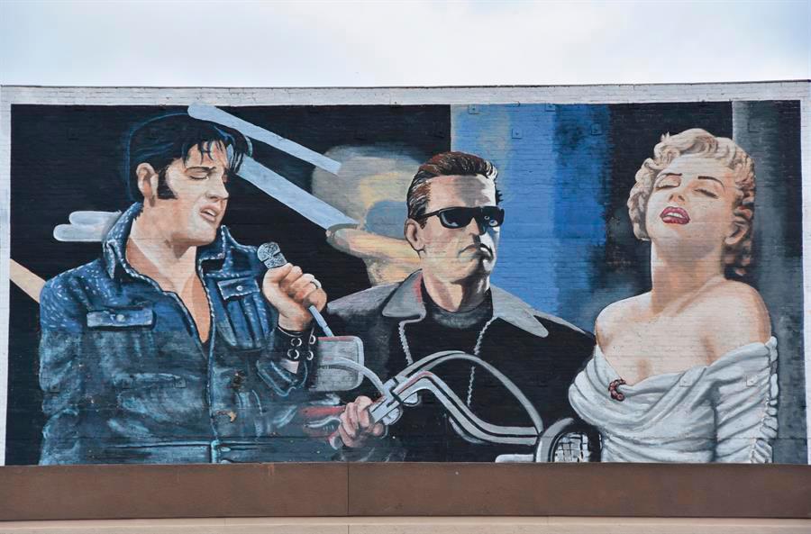 Vista de un mural que homenajea a Elvis Presley, Arnold Schwarzenegger y Marilyn Monroe, en Hollywood, California.