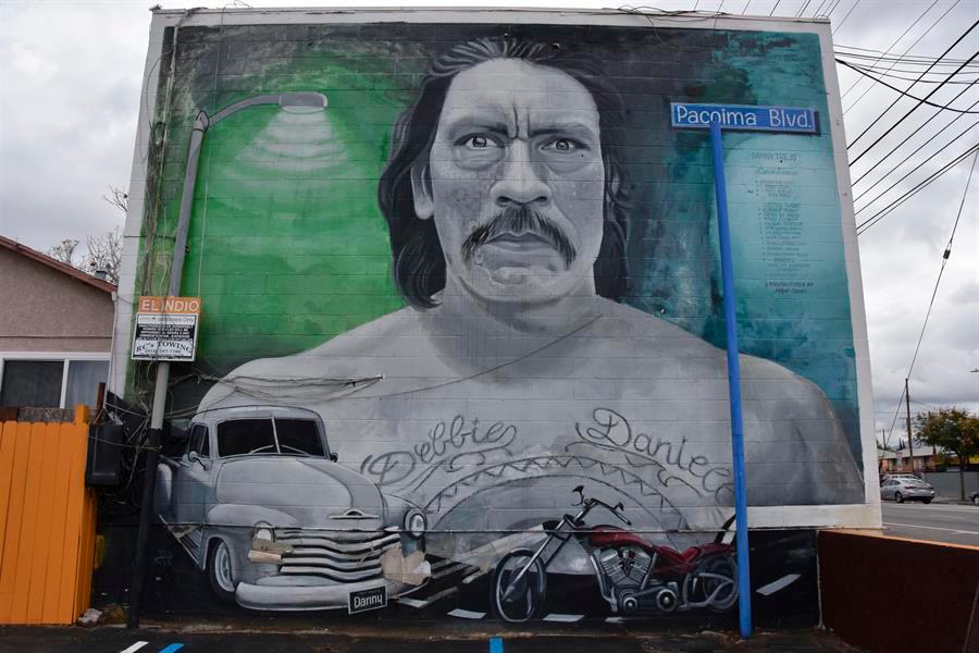 Vista de un mural que homenajea al actor Danny Trejo, hecho por Levi Ponce en el barrio Pacoima de Los Ángeles, California.