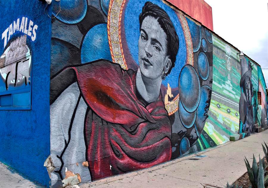 Vista general de un mural con las imágenes de la pareja de artistas Frida Kahlo y Diego Rivera, realizado por Levi Ponce en una calle de Pacoima, California.