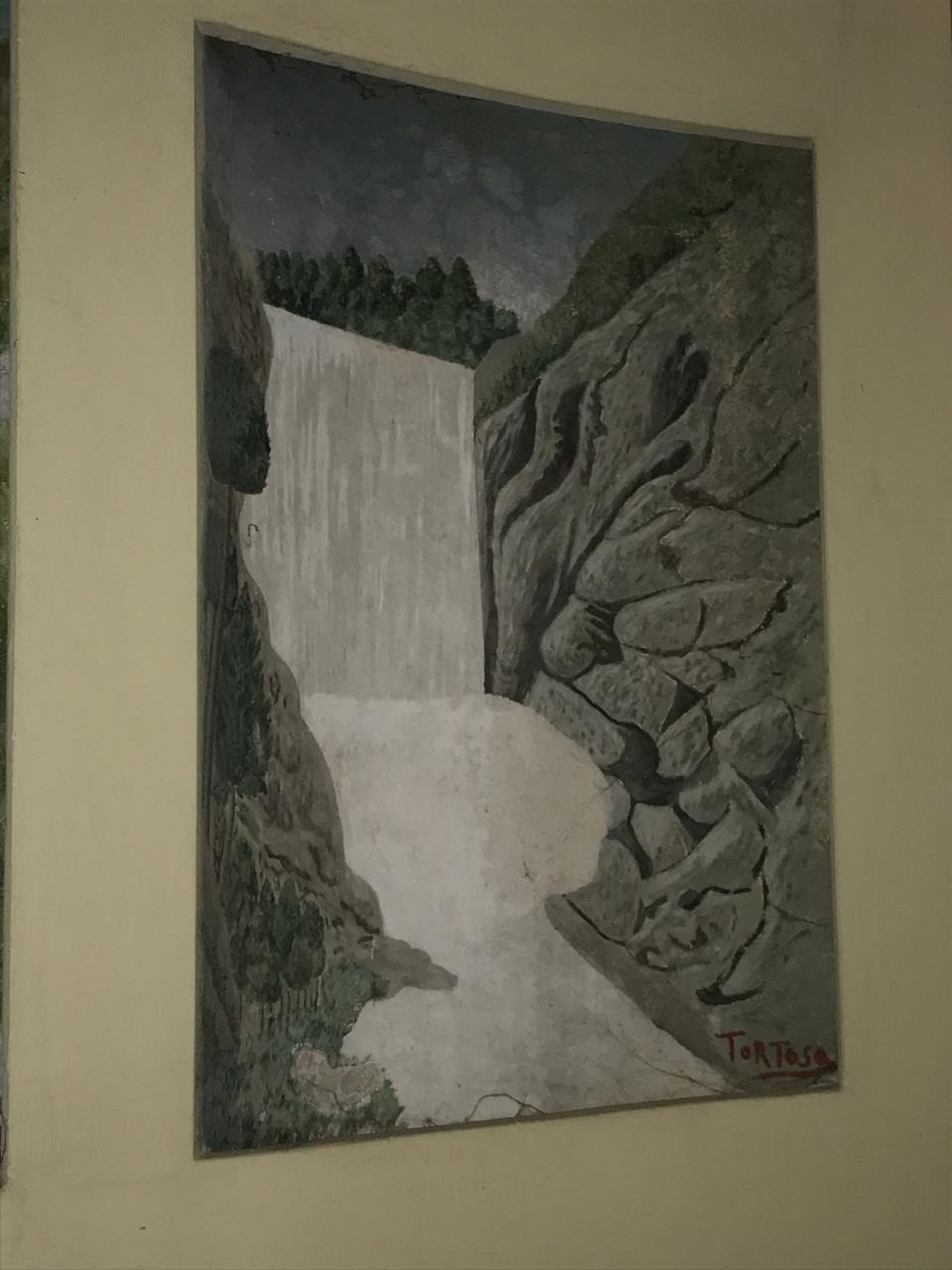 Cascada entre paredes de rocas.