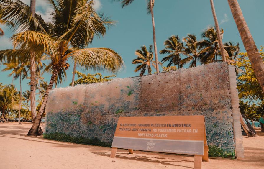 Un muro de plásticos invita a proteger playas por el Día Mundial de la Tierra