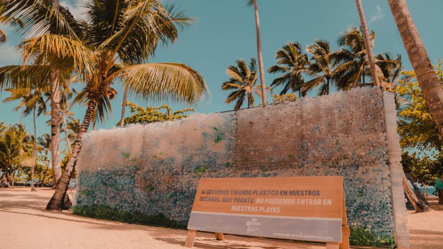 Un muro de plásticos invita a proteger playas por el Día Mundial de la Tierra