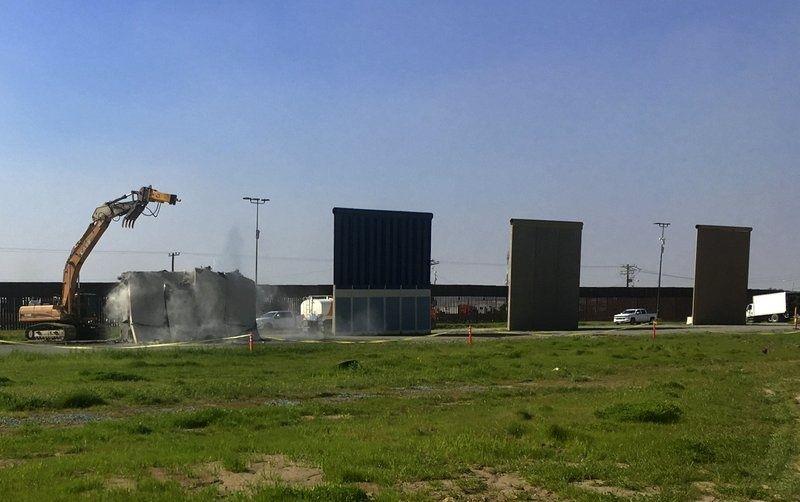 EEUU comienza a demoler prototipos del muro fronterizo