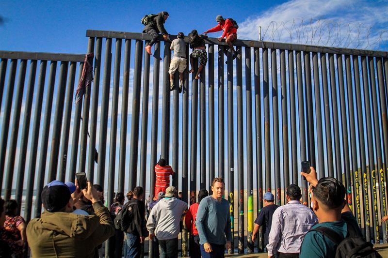 Migrantes escalan muro en noroeste de México y cruzan ilegalmente a EE.UU.