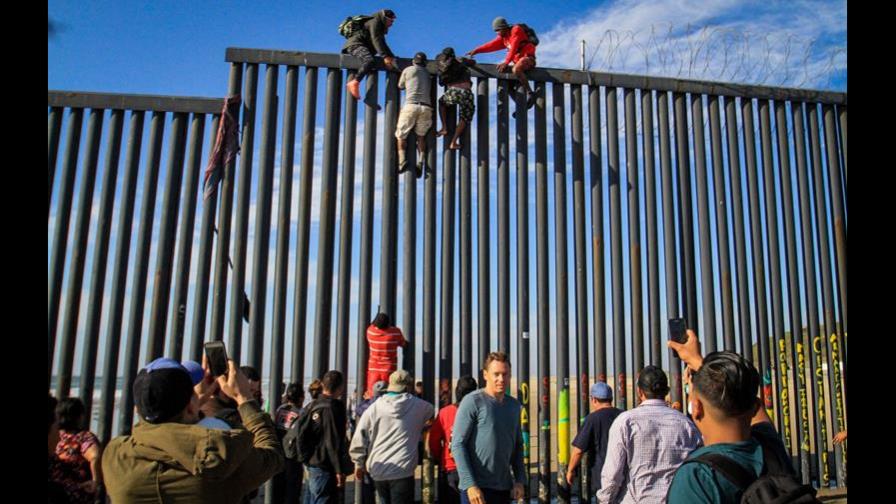 Migrantes escalan muro en noroeste de México y cruzan ilegalmente a EE.UU. Migrantes escalan muro en noroeste de México y cruzan ilegalmente a EE.UU.