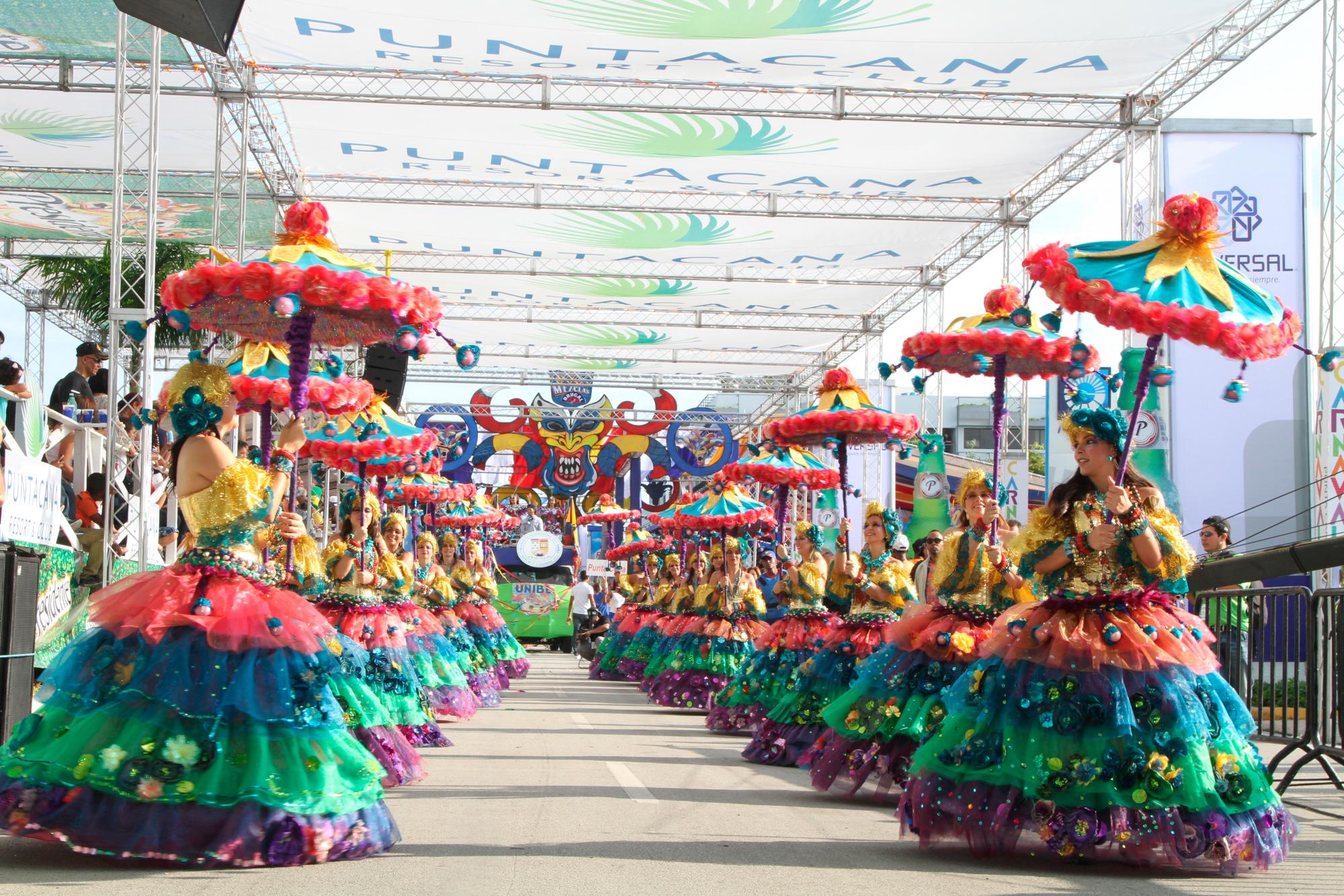 Robalagallina, traje que llevaron Las Musas de Punta Cana en 2013.
