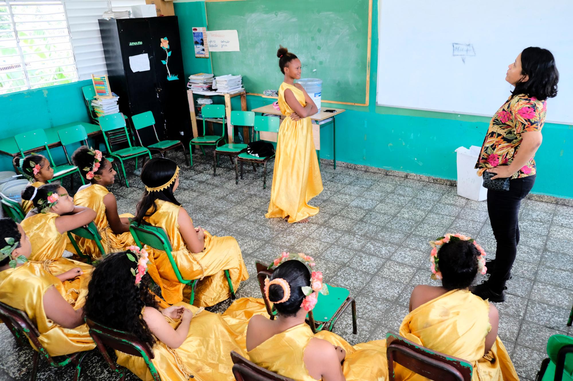 Las actividades culturales entretienen a los usuarios del teleférico de Santo Domingo.