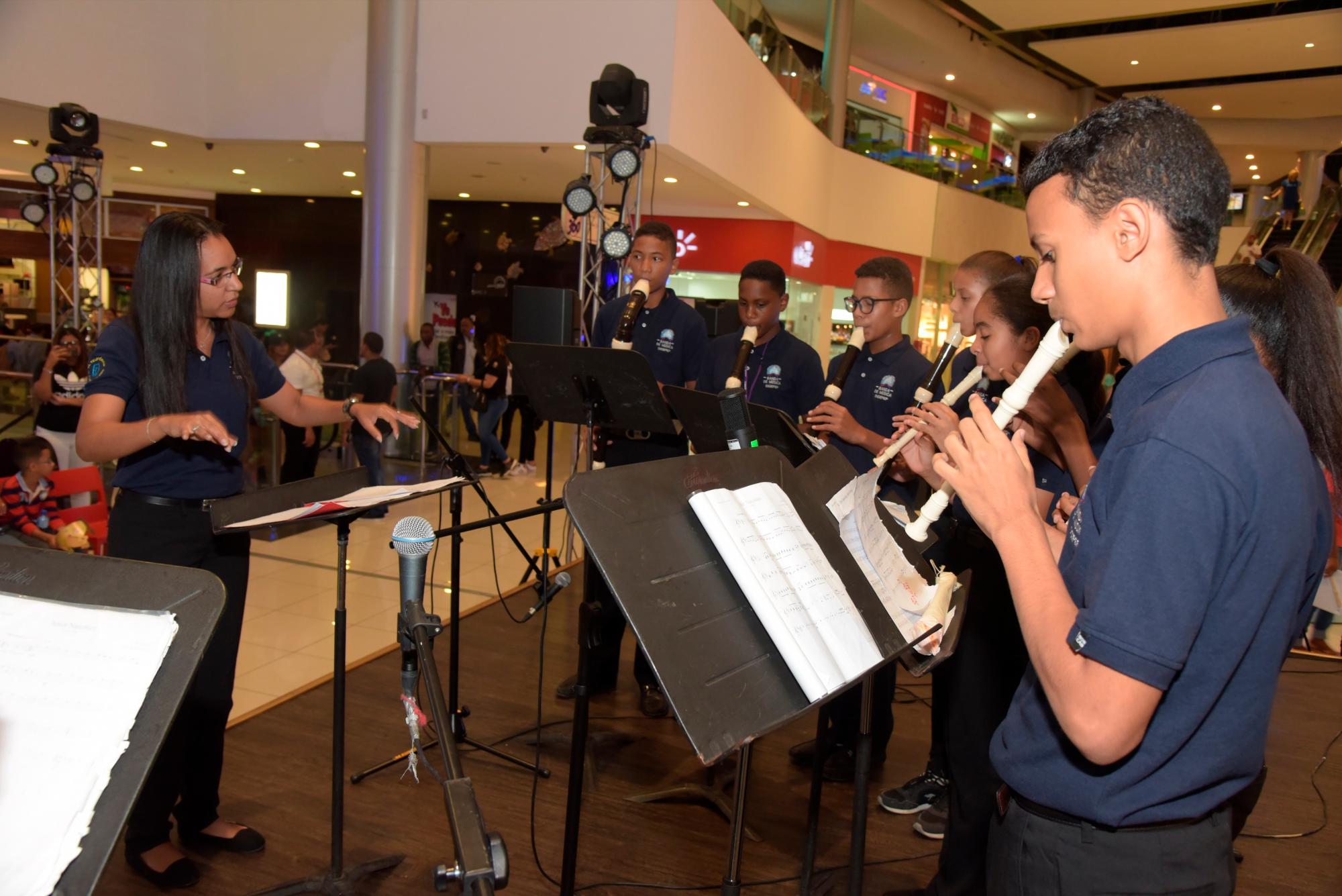 Un grupo de jóvenes toca la flauta en el Teleférico de Santo Domingo.