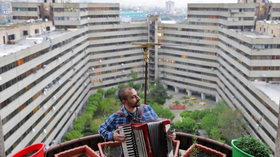 Músicos iraníes tocan en azoteas durante pandemia