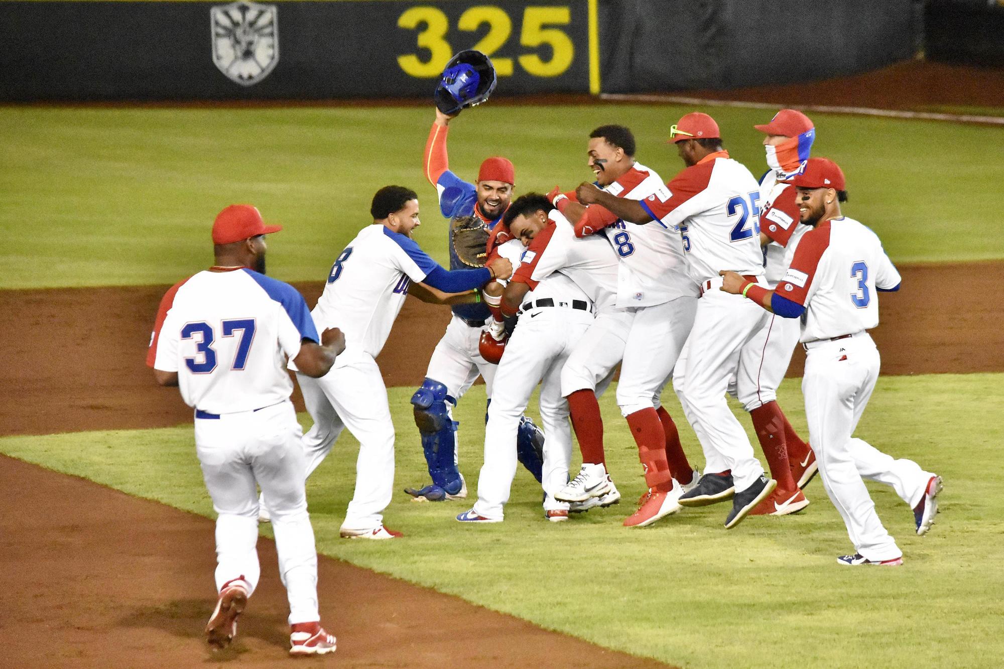 El conjunto de béisbol de la República Dominicana celebra la victoria 4-3 frente a los Países Bajos, que lo lleva a la ronda final en el Repechaje por el boleto restante para Tokio-2020. (Prensa/Probéisbol)
