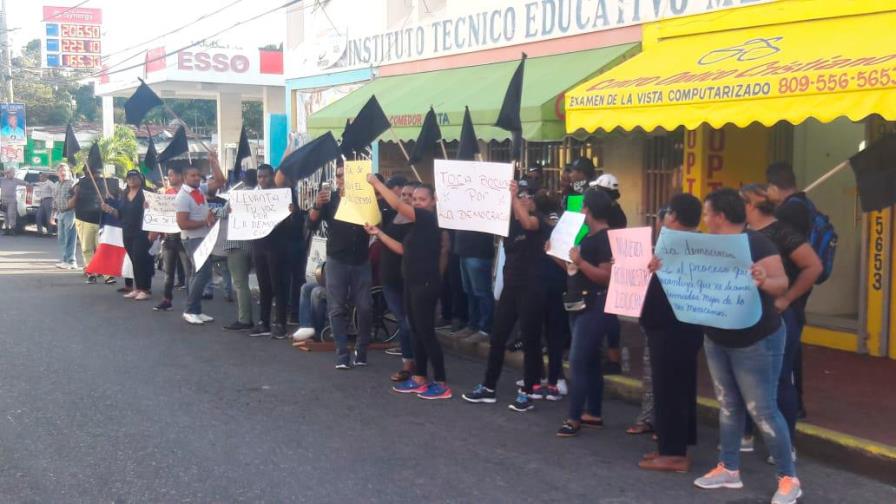 Protestan frente a Junta Electoral de La Romana