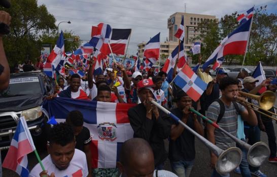 Nacionalistas avivan espíritu patriótico con marcha del “millón”  de banderas