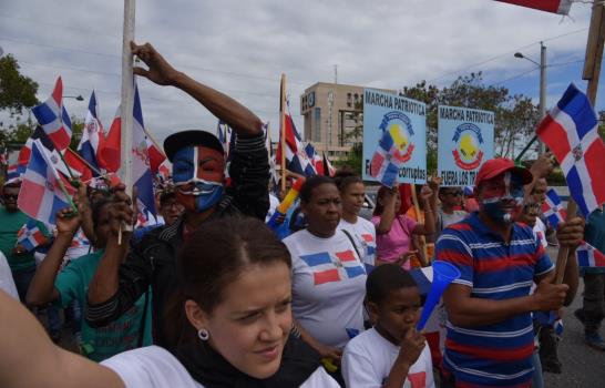 Nacionalistas avivan espíritu patriótico con marcha del “millón”  de banderas