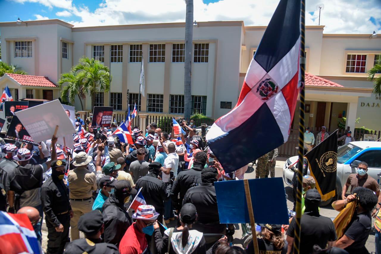 Parte de las personas que se congregaron este jueves en Dajabón. 