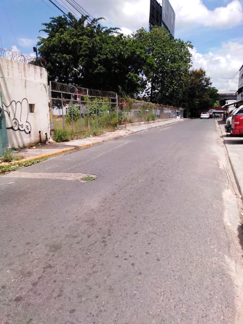 Retiran vehículos de aceras en calle Prolongación Siervas de María en Naco