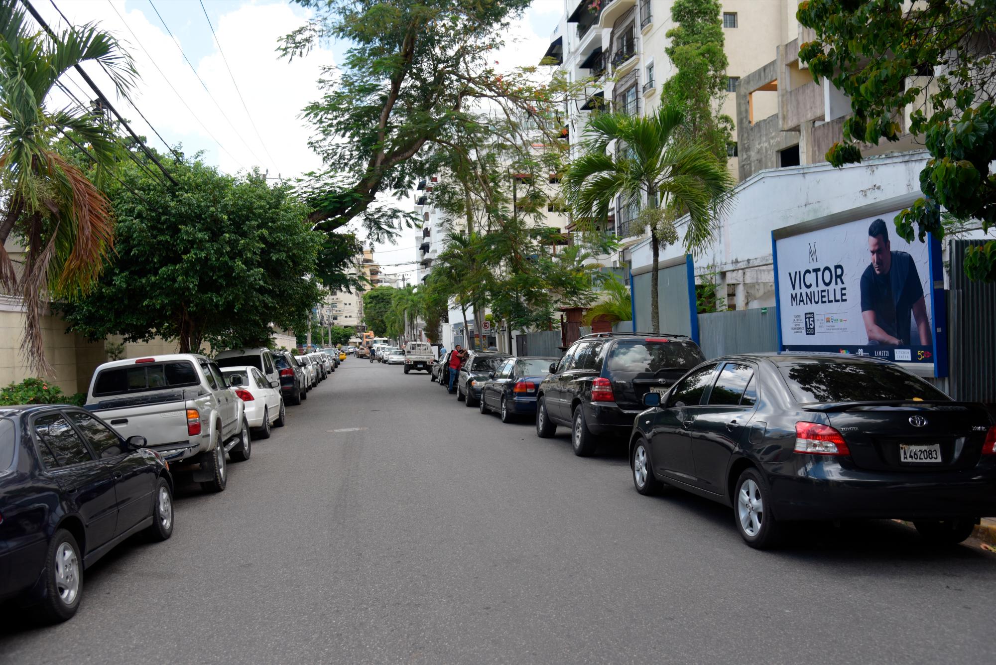 Las autoridades tratan de evitar que se formen tapones con la ocupación de ambos lados de las calles(Luis Gómez)