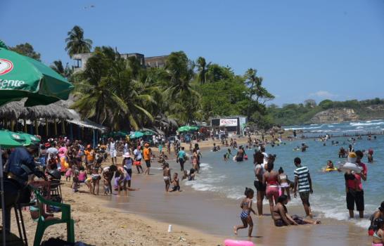 Muchas personas en playa Najayo, mientras hay pocas en Palenque