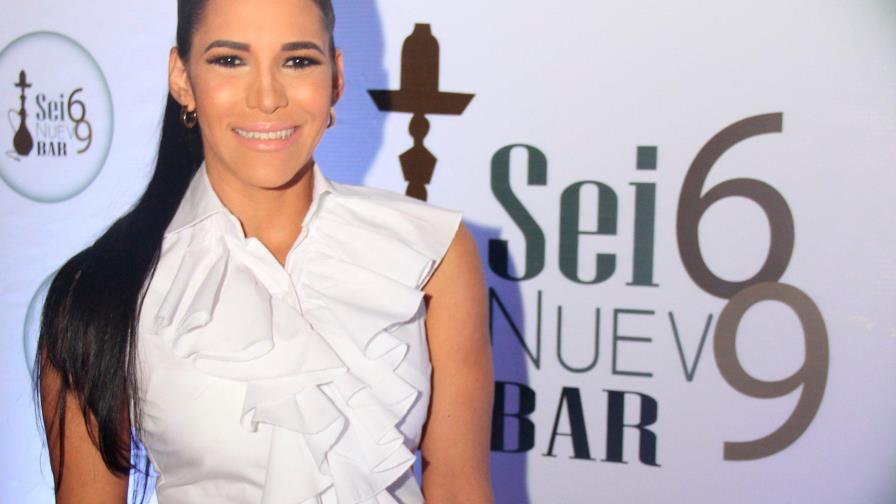 Video | Presentadora de televisión llora por muerte de amiga tras beber alcohol adulterado  