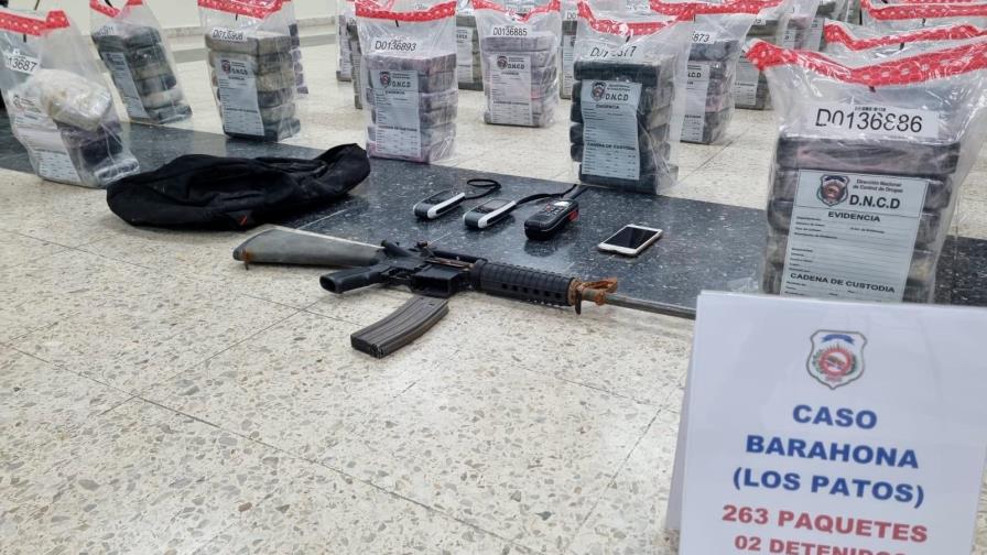 Apresan a dos venezolanos en costas de Barahona con 263 paquetes de cocaína y un fusil M-16 Apresan a dos venezolanos en costas de Barahona con 263 paquetes de cocaína y un fusil M-16