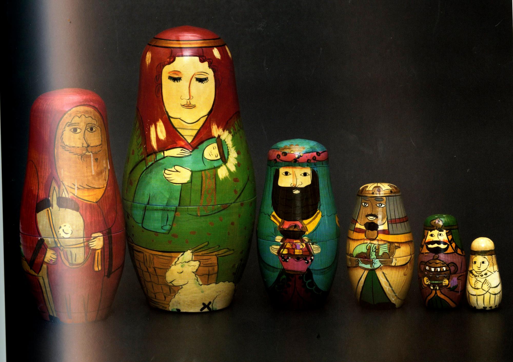 Nacimiento realizado en un set de muñecas matrioskas al estilo ruso y fabricado en China. 